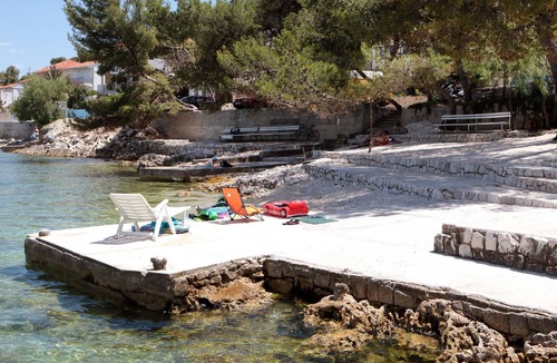 Arbanija Apartment | Large apartment w. big terrace, next to the beach