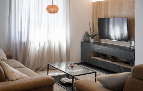 Tar Apartment | Larisa