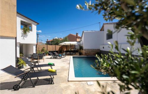 Tar Apartment | Larisa