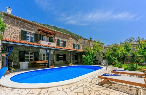 Drivenik House | Light-filled finca with nearby alpaca ranch, private pool, barbecue area, washing machine