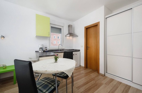 Đuba Apartment | Light-filled studio apartment just 500 metres from the beach with barbecue area