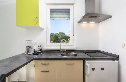Đuba Apartment | Light-filled studio apartment just 500 metres from the beach with barbecue area