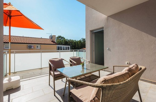Đuba Apartment | Light-filled studio apartment just 500 metres from the beach with barbecue area