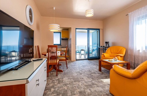 Lukoran Apartment | Look forward to a nice vacation in this apartment with sea view.