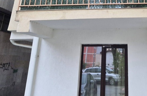 Tirgu Jiu Apartment | Lovely 1-bedroom apartment with AC in charming Târgu Jiu Elegant Central Studio