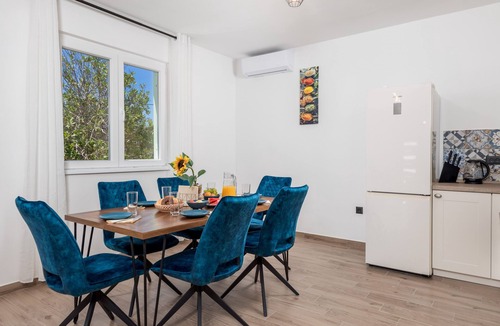 Vinjerac Villa | Lovely 2-bedroom villa with WiFi and AC in Slivnica
