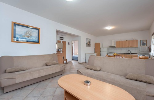 Turanj Apartment | Lovely apartment in Sveti Filip i Jakov with WiFi