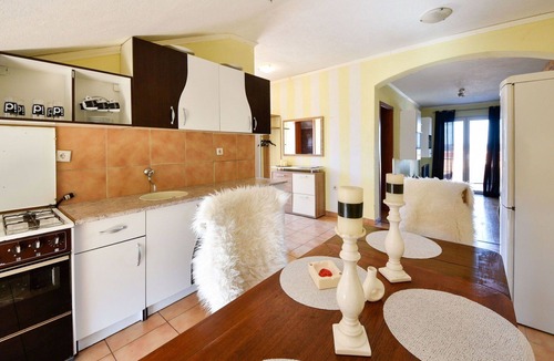 Gornji Karin Apartment | Lovely apartment for 4 people with WIFI, A/C, TV, terrace and pets allowed