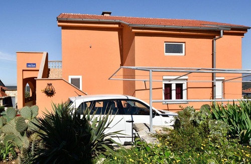 Gornji Karin Apartment | Lovely apartment for 4 people with WIFI, A/C, TV, terrace and pets allowed