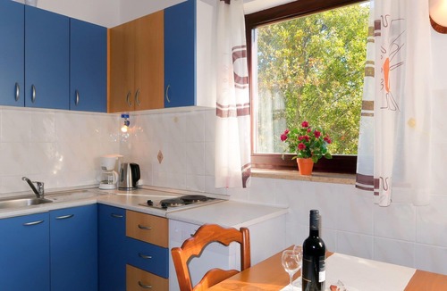 Sveti Vid Dobrinjski Apartment | Lovely apartment for 4 people with pool, WIFI, A/C, TV, patio and pets allowed