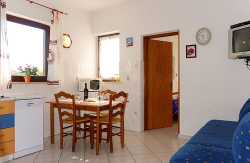 Sveti Vid Dobrinjski Apartment | Lovely apartment for 4 people with pool, WIFI, A/C, TV, patio and pets allowed