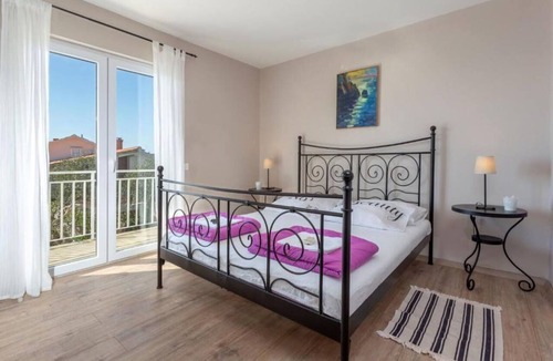 Krizna luka Apartment | Lovely apartment for 3 guests with A/C, WIFI, TV, terrace and pets allowed