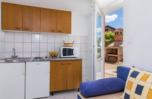 Nova Vas Apartment | Lovely apartment for 3 people with WIFI, A/C, pool, TV and terrace
