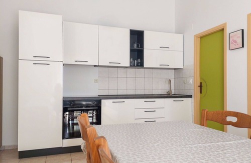 Batomalj Apartment | Lovely apartment for 4 guests with A/C, WIFI, TV, patio and pets allowed