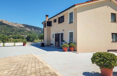 Batomalj Apartment | Lovely apartment for 4 guests with A/C, WIFI, TV, patio and pets allowed