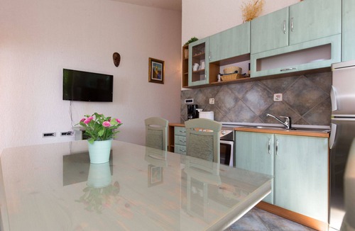 Senj Apartment | Lovely apartment for 4 guests with WIFI, A/C, TV, terrace and pets allowed