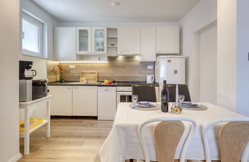 Ika Apartment | Lovely apartment for 4 people with A/C, WIFI, TV and terrace