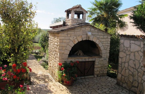 Sveti Lovrec Apartment | Lovely apartment for 4 people with A/C, WIFI, TV, terrace and pets allowed