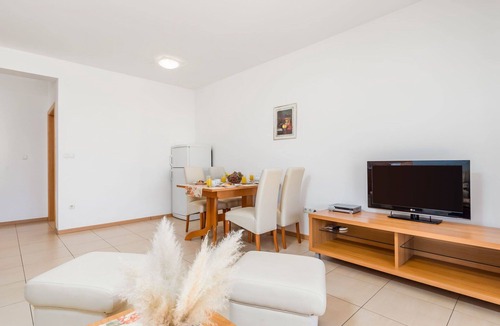Kampor Apartment | Lovely apartment for 4 people with WIFI, pool, A/C, TV and terrace