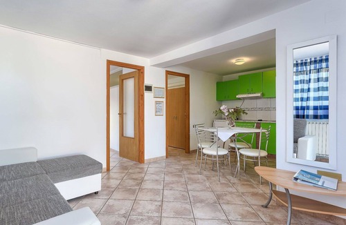 Umag Apartment | Lovely apartment for 5 people with pool, A/C, WIFI, TV, terrace and pets allowed