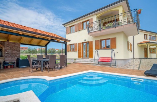 Vabriga Apartment | Lovely apartment for 6 guests with WIFI, pool, A/C, TV, terrace and pets allowed