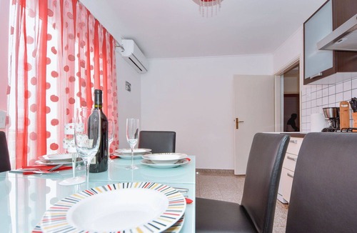 Ribarica Apartment | Lovely apartment for 6 guests with WIFI, A/C, TV and terrace