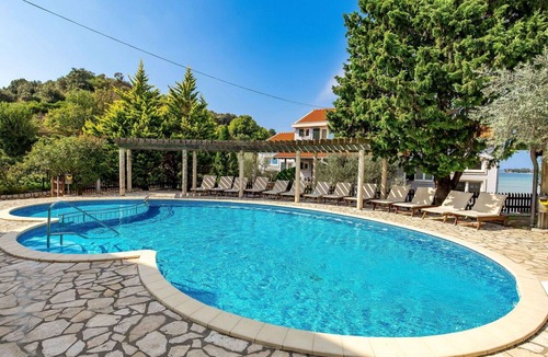 Rab Town Apartment | Lovely apartment for 6 people with A/C, WIFI, pool, TV, patio and pets allowed