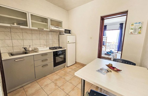 Bogomolje Apartment | Lovely apartment for 4 guests with WIFI, A/C, TV and terrace