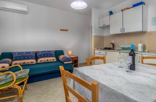 Jadranovo Apartment | Lovely apartment in Jadranovo with WiFi