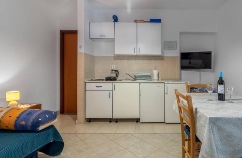 Jadranovo Apartment | Lovely apartment in Jadranovo with WiFi