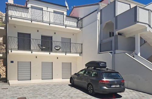 Metajna Apartment | Lovely apartment in Metajna with house sea view