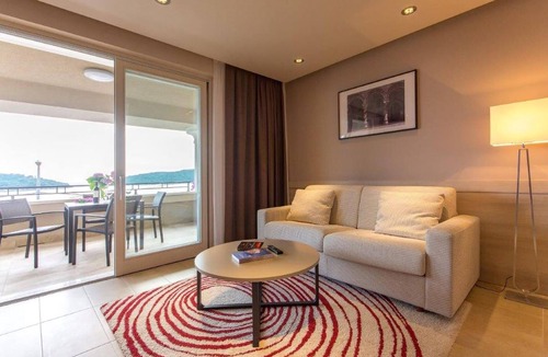 Molunat Apartment | Lovely apartment in Molunat with swimming pool