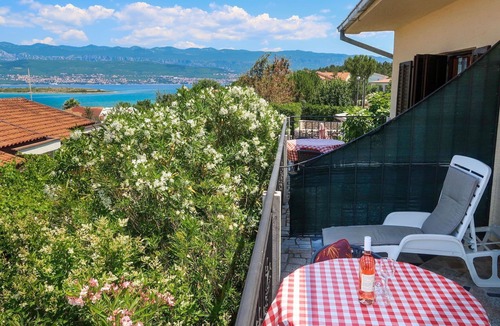 Klimno House | Lovely apartment in villa for 10 people with WIFI, TV, terrace and pets allowed