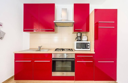Zdrelac Apartment | Lovely apartment in Zdrelac with swimming pool
