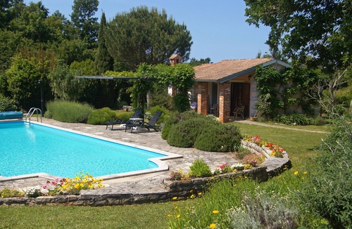 Baderna Cottage | Lovely cottage with large pool in gorgeous, landscaped garden