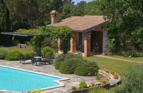 Baderna Cottage | Lovely cottage with large pool in gorgeous, landscaped garden