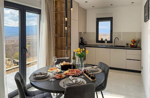 Hrvace House | Lovely home in Hrvace with outdoor swimming pool
