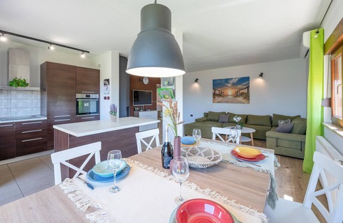 Pomer House | Lovely home in Liznjan with WiFi