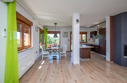 Pomer House | Lovely home in Liznjan with WiFi