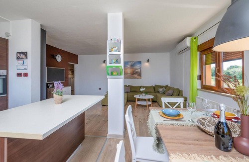 Pomer House | Lovely home in Liznjan with WiFi