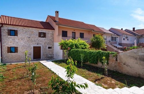Podgradina House | Lovely home in Podgradina with WiFi