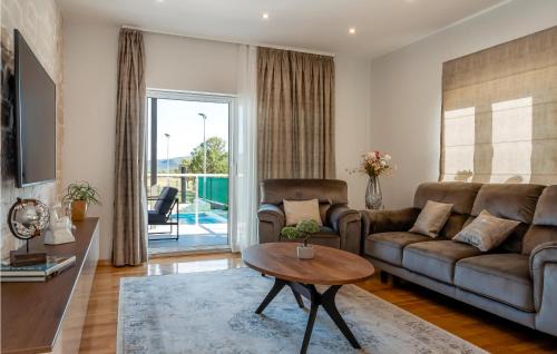 Drnis House | Lovely Home In Siveric With Sauna