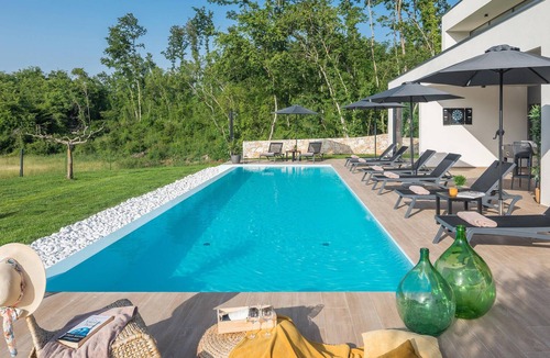 Zminj House | Lovely home in Zminj with sauna