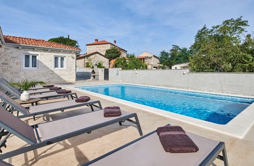 Fiorini Villa | Lovely Villa Leon with a swimming pool
