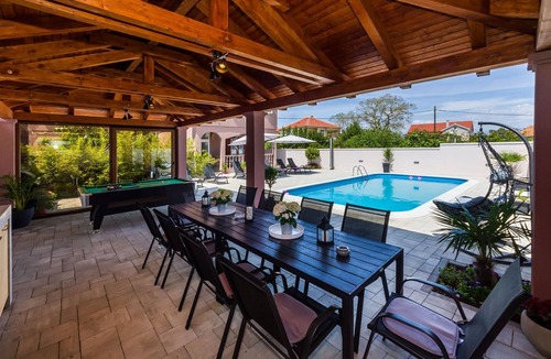 Zaton Apartment | Lux4 bedroom with heated pool for 6 or 8 people