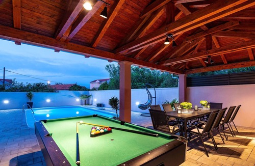 Zaton Apartment | Lux4 bedroom with heated pool for 6 or 8 people