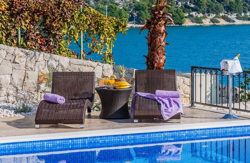 Marina Villa | LUXE! Villa by the sea with heated pool! 15 mins from Split airport, (OWNER)