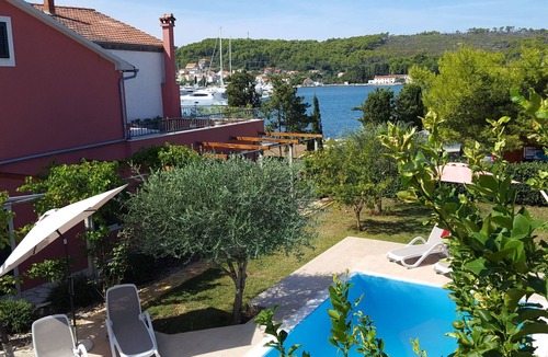 Sutomiscica House | Luxuriöses Haus direkt am Strand, große Terrasse by Interhome