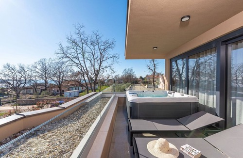 Karigador Apartment | Luxurious Apartment with Jacuzzi, Sea View, and Balcony in Istria