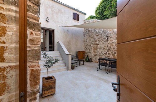 Bale House | Luxurious home in Bale with WiFi